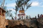 Salto com piruetas de 30 metros de altura no Rick's Cafe, em West End, em Negril, na Jamaica Salto com piruetas de 30 metros de altura no Rick's Cafe, em West End, em Negril, na Jamaica