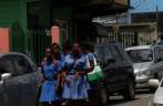 Saída de escola em St John's, a capital de Antígua, no Caribe