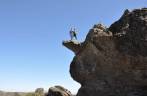 Se equilibrando no alto da rocha em Carrancas - MG
