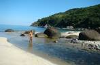 Se refrescando em rio na Praia das Anchovas em Ilha Bela - SP