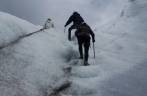 Subindo um trecho inclinado da geleira Vatnajokull, no parque de Skaftafell, no sul da Islândia