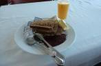 Suco e pão integral com geleia e queijo camembert, o nosso delicioso café da manhã no hotel de Ilulissat Suco e pão integral com geleia e queijo camembert, o nosso delicioso café da manhã no hotel de Ilulissat