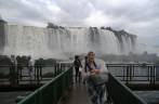 Toda encapada nas passarelas do parque nacional nas cataratas do Iguaçu, em Foz do Iguaçu - PR Toda encapada nas passarelas do parque nacional nas cataratas do Iguaçu, em Foz do Iguaçu - PR