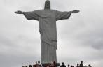 Todo mundo tirando fotos do Cristo redentor, no Rio de Janeiro - RJ