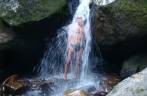 Tomando banho, feliz da vida, na cachoeira Itu, na Juréia - SP