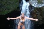 Tomando banho, feliz da vida, na cachoeira Itu, na Juréia - SP