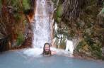 Tomando banho e relaxando em uma cachoeira de água quente, na trilha do Boiling Lake, no Trois Pitons National Park, em Dominica, no Caribe Tomando banho e relaxando em uma cachoeira de água quente, na trilha do Boiling Lake, no Trois Pitons National Park, em Dominica, no Caribe