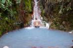 Tomando banho e relaxando em uma cachoeira de água quente, na trilha do Boiling Lake, no Trois Pitons National Park, em Dominica, no Caribe Tomando banho e relaxando em uma cachoeira de água quente, na trilha do Boiling Lake, no Trois Pitons National Park, em Dominica, no Caribe