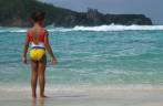 Tomando coragem para enfrentar o mar na praia de Winnifred, em Port Antonio, no nordeste da Jamaica Tomando coragem para enfrentar o mar na praia de Winnifred, em Port Antonio, no nordeste da Jamaica