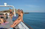 Tomando sol no deck do barco em Abrolhos - BA