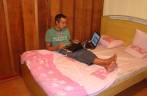 Trabalhando no quarto da pousada, em Superagui Trabalhando no quarto da pousada, em Superagui