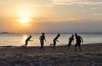 Tradicional jogo de futebol no fim de tarde na Ponta do Mutá, em Barra Grande, na Península do Maraú - BA