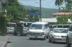 Trânsito nas ruas de Roseau, capital de Dominica, no Caribe Trânsito nas ruas de Roseau, capital de Dominica, no Caribe