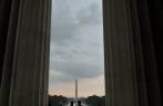 Turistas observam a vista desde o Lincoln Memorial, em Washington, capital dos Estados Unidos Turistas observam a vista desde o Lincoln Memorial, em Washington, capital dos Estados Unidos