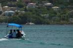 Turistas pegam 'táxi' em Bequia, em São Vicente e Granadinas, no sul do Caribe