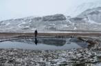 Um pequeno lago se transforma num grande espelho, no nosso caminho para Stromness, na Geórgia do Sul Um pequeno lago se transforma num grande espelho, no nosso caminho para Stromness, na Geórgia do Sul