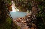 Um rio de águas quentes cheio de cascatas atravessa a trilha do Boiling Lake, no Trois Pitons National Park, em Dominica, no Caribe Um rio de águas quentes cheio de cascatas atravessa a trilha do Boiling Lake, no Trois Pitons National Park, em Dominica, no Caribe