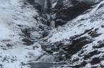 Uma cachoeira gelada no caminho para Stromness, na Geórgia do Sul Uma cachoeira gelada no caminho para Stromness, na Geórgia do Sul