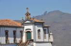 Uma das igrejas em Ouro Preto - MG, com o Pico do Itacolomi ao fundo