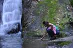 Íris experimentando a água em cachoeira no Vale do Alcantilado em Mauá - RJ