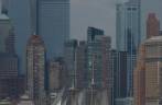 Veleiro navega ao sul de Manhattan, em Nova Iorque, nos Estados Unidos Veleiro navega ao sul de Manhattan, em Nova Iorque, nos Estados Unidos