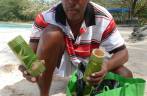 Vendedor de arte em bambu na praia de Winnifred, em Port Antonio, no nordeste da Jamaica Vendedor de arte em bambu na praia de Winnifred, em Port Antonio, no nordeste da Jamaica
