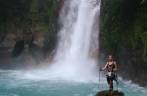 Visitando a maravilhosa Cascata do Rio Celeste, no Parque Nacional Tenorio, no norte da Costa Rica Visitando a maravilhosa Cascata do Rio Celeste, no Parque Nacional Tenorio, no norte da Costa Rica