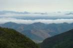 Vista das montanhas e nuvens do mirante da Cachoeira do Aurélio, na trilha capixaba de acesso ao Pico da Bandeira, no Parque Nacional do Caparaó - MG/ES