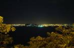 Vista noturna da cidade do alto do morro da Penha, em Guayaquil, no Equador