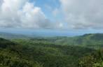 Vista para o lado do Atlântico, do alto do parque Grand Etang, em Granada, no Caribe Vista para o lado do Atlântico, do alto do parque Grand Etang, em Granada, no Caribe