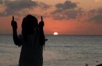 Winston, nosso amigo rasta, no pôr-do-sol na praia de Long Bay, em Negril, na Jamaica Winston, nosso amigo rasta, no pôr-do-sol na praia de Long Bay, em Negril, na Jamaica