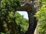 A enorme ponte natural no Natural Bridge Park, na Virginia, nos Estados Unidos