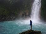 Admirando a surpreendente Cascata do Rio Celeste, no Parque Nacional Tenorio, no norte da Costa Rica