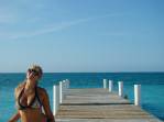 Ana, feliz da vida com o sol e a praia em Provo - Turks e Caicos