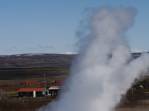 Assistindo à erupção do geiser Strokkur na área de Geysir, parte do Golden Circle, na Islândia