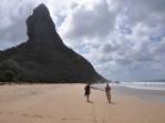 Caminhando na Praia da Conceição rumo à Praia da Cacimba, em Fernando de Noronha - PE