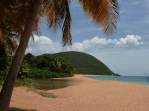 Cara de Bahia, mas é a praia de Grande Anse, em Basse Terre, em Guadalupe, no Caribe