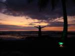 Celebrando o espetáculo do fim de tarde na praia de Santa Tereza, no litoral Pacífico da Costa Rica, península de Nicoya