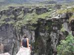 Equilibrando-se num dos mirantes do Cachoeirão, no Vale do Pati, na Chapada Diamantina - BA
