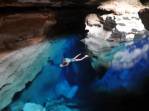 Flutuando nas águas transparentes do Poço Azul, próximo à Andaraí, na Chapada Diamantina - BA
