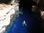 Flutuando nas águas transparentes do Poço Azul, próximo à Andaraí, na Chapada Diamantina - BA