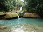 O belíssimo rio de águas azuladas de Ys Falls, no interior da Jamaica