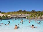 Piscina movimentada do Hot Park, na Pousada do Rio Quente, perto de Caldas Novas em Goiás