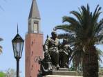 Praça principal de San Juan, na Argentina, com a torre da igreja ao fundo