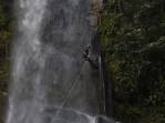 Rodrigo, descendo a Cachoeira das Arapongas, de rapel - PETAR