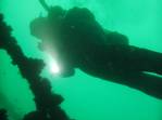Usando a lanterna no mergulho no naufrágio Victory 8B, em Guarapari - ES