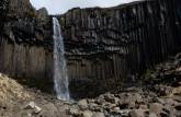 A bela e pitoresca cachoeira de Svartifoss, no parque de Skaftafell, no sul da Islândia