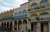 A charmosa Plaza Vieja, no centro de Havana, capital de Cuba