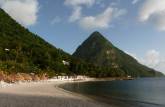 A Sugar Beach, com areias brancas importadas de Granada, no resort Jalousy, entre as duas Pitons, em Soufriere, no sul de Santa Lúcia