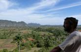 Admirando a bela região de Viñales, no oeste de Cuba